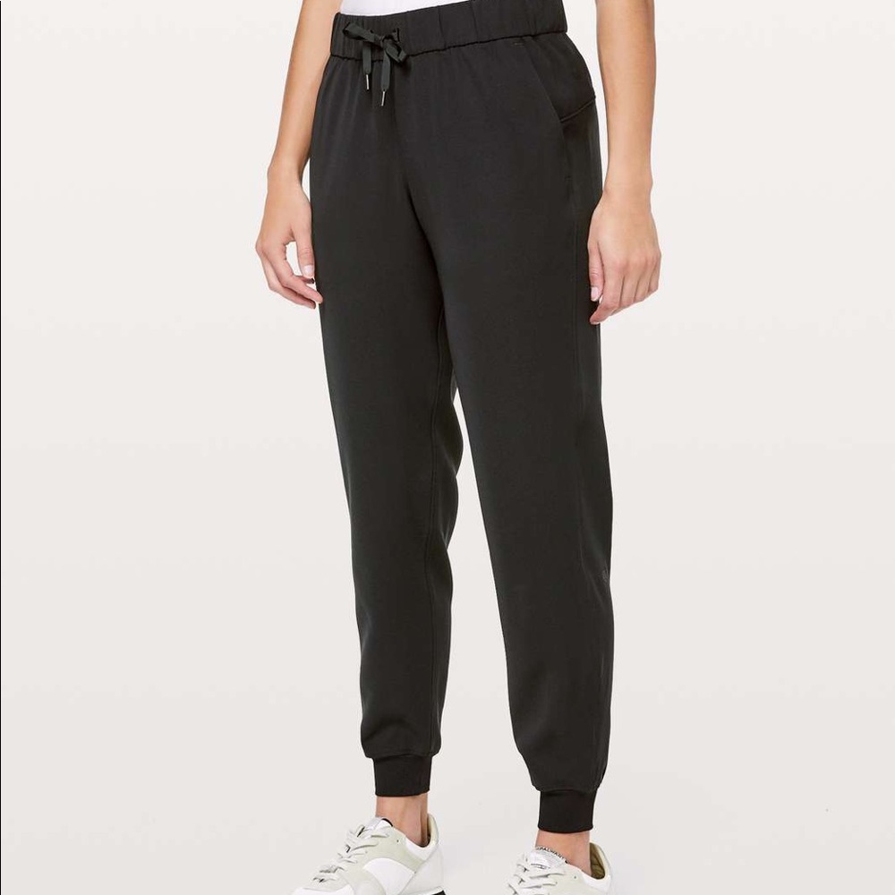 Lululemon on the fly Womens joggers size 2. Never been worn. new without tags.